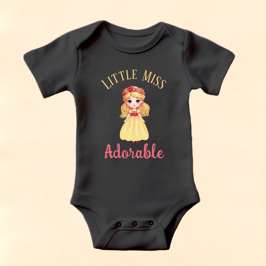 Klein meisje met gele jurk romper