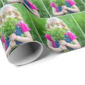 Klein meisje met groen onkruid cadeaupapier (Rol Hoek)