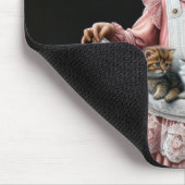 Klein meisje met Kittens in haar Schort Muismat (Hoek)