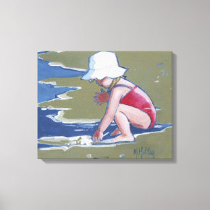 Klein meisje met pet op het strand met golven canvas afdruk