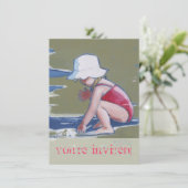 Klein meisje met pet op het strand met golven kaart (Staand voorkant)