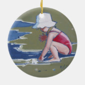 Klein meisje met pet op het strand met golven keramisch ornament (Achterkant)