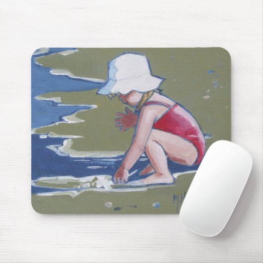 Klein meisje met pet op het strand met golven muismat (Met muis)