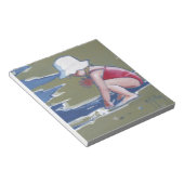 Klein meisje met pet op het strand met golven notitieblok (Schuin)