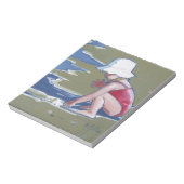 Klein meisje met pet op het strand met golven notitieblok (Linkerzijde)