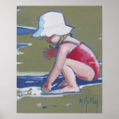 Klein meisje met pet op het strand met golven poster (Voorkant)