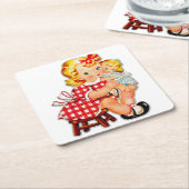 Klein meisje met  pop kartonnen onderzetters (Schuin)