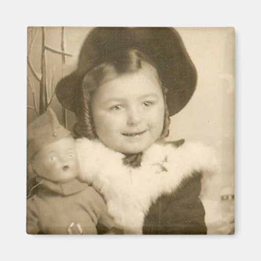 Klein meisje met pop magneet (Voorkant)