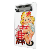 Klein meisje met  pop mini klembord (Angled2)