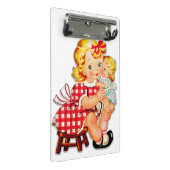 Klein meisje met  pop mini klembord (Schuin)