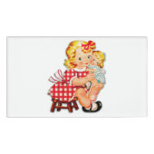 Klein meisje met  pop naambadge (Voorkant)