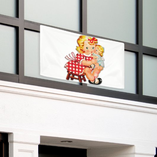 Klein meisje met  pop spandoek (Buitenkant Gebouw)