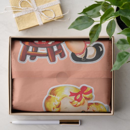 Klein meisje met  pop tissuepapier (Geschenk)