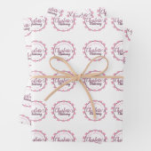 Klein meisje met roze doeperpapier met bloemblad inpakpapier vel (In situ)