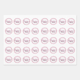 Klein meisje met roze doeperpapier met bloemblad inpakpapier vel