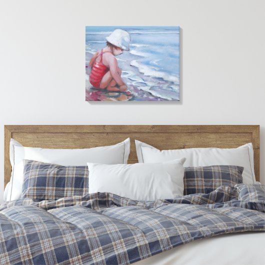 Klein meisje met wit pet op het strand canvas afdruk (Insitu (Slaapkamer))