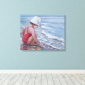 Klein meisje met wit pet op het strand canvas afdruk (Insitu (Houten vloer))