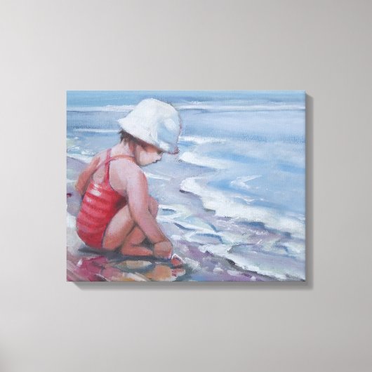 Klein meisje met wit pet op het strand canvas afdruk (Voorkant)