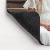 Klein meisje met witte kat muismat (Hoek)