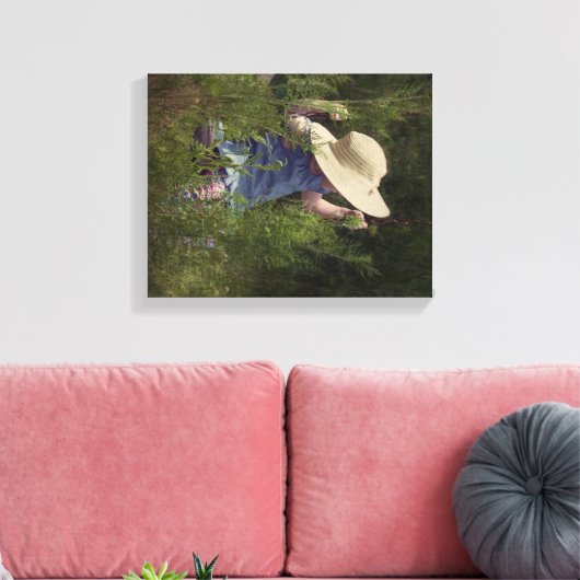 Klein meisje op een naai canvas afdruk (Insitu (Woonkamer))