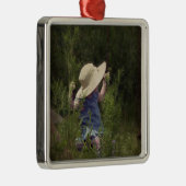 Klein meisje op een naai metalen ornament (Rechts)