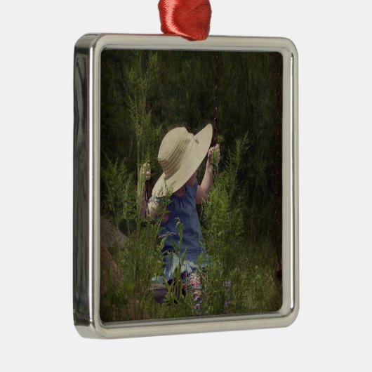 Klein meisje op een naai metalen ornament (Rechts)