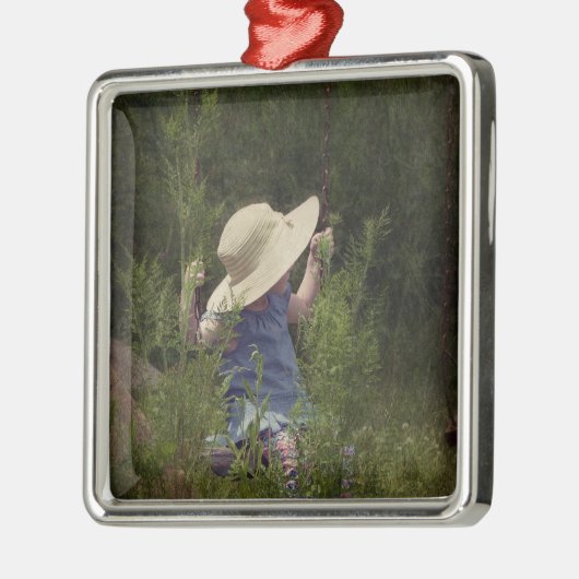 Klein meisje op een naai metalen ornament (Links)