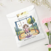 Klein meisje op een swing 4e verjaardagsfeestje bedankzakje (Gezegeld)