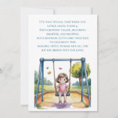 Klein meisje op een swing 4e verjaardagsfeestje kaart (Achterkant)