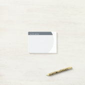 Klein metaal elke tekst en kleur post-it® notes (Op bureau)