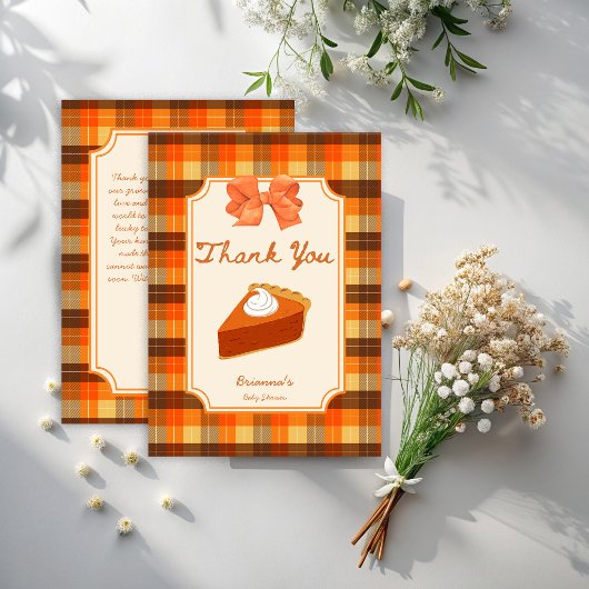 Klein moppie pompoentaart herfst geruit babyshower bedankkaart