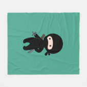 Klein Ninja Holding Gooien Ster Op Donkergroen Fleece Deken (Voorkant (Horizontaal))