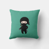 Klein Ninja Holding Gooien Ster Op Donkergroen Kussen (Achterkant)