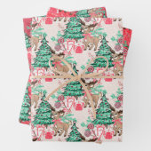 Klein rendier met kerstboompapier inpakpapier vel (In situ)