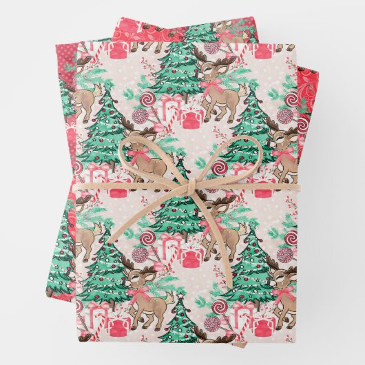 Klein rendier met kerstboompapier inpakpapier vel (In situ)