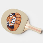 Klein rood beer op bruin tafeltennisbatje (Zijkant)