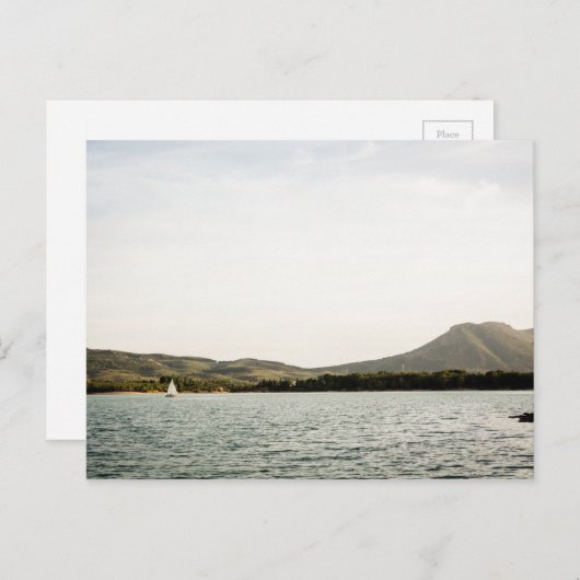 Klein schip dat 's middags op een meer vaart briefkaart (Voorkant / Achterkant)