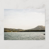 Klein schip dat 's middags op een meer vaart briefkaart (Voorkant)