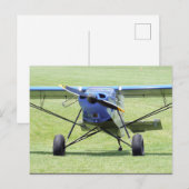 klein vliegtuig geparkeerd op de gras briefkaart (Voorkant / Achterkant)