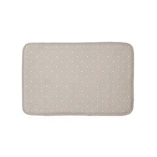 Klein wit stippenpatroon op koele beige greige badmat