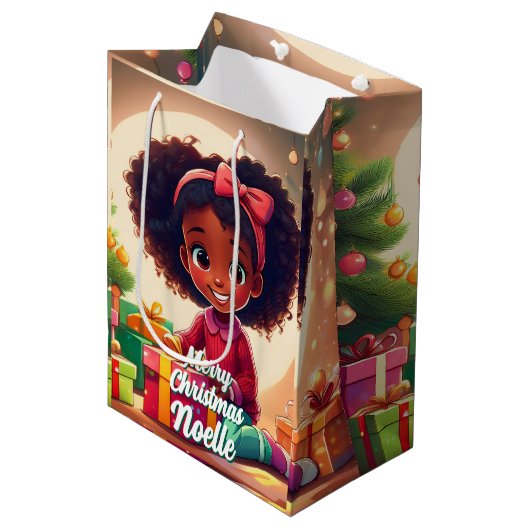 Klein zwart meisje dat cadeaus opent medium cadeauzakje (Voorkant Gekanteld)