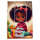 Klein zwart meisje dat cadeaus opent medium cadeauzakje (Achterkant)