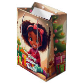 Klein zwart meisje dat cadeaus opent medium cadeauzakje (Achterkant Gekanteld)