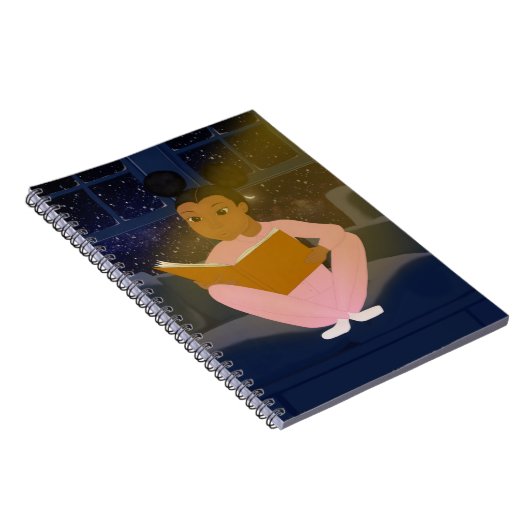 Klein zwart meisje dat notitieboek leest (Rechterzijde)