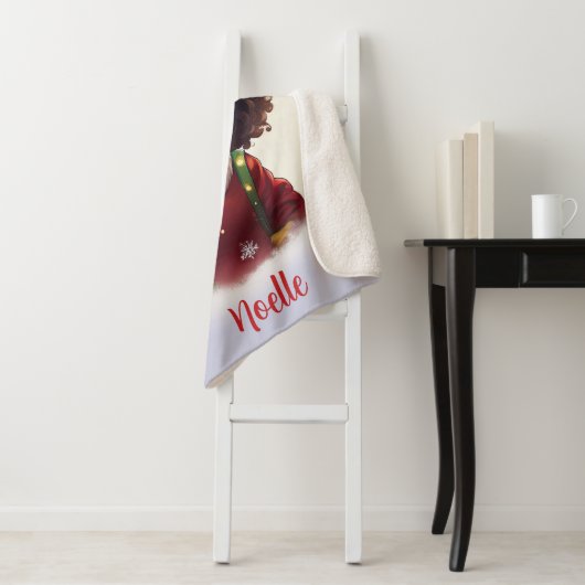 Klein zwart meisje draagt kerstmuts sherpa deken (In situ)