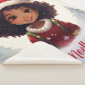 Klein zwart meisje draagt kerstmuts sherpa deken (3/4)