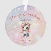 Kleindochter Baby Eenhoorn met Kerstcadeaus Ornament (achterkant)