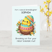 Kleindochter eerste paaskuiken breekt uit kaart (Gele Bloem)