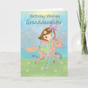 Kleindochter Girl die een carrouselpaardenkaart ui Kaart