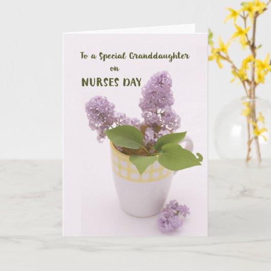 Kleindochter Neurses Day met Lilacs in Coffee Cup Kaart (Gele Bloem)